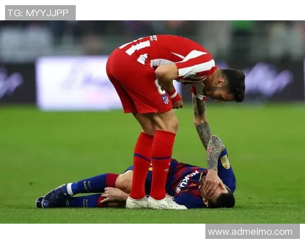 球星因伤痛苦倒地哀嚎 足球场上瞬间陷入悲痛气氛