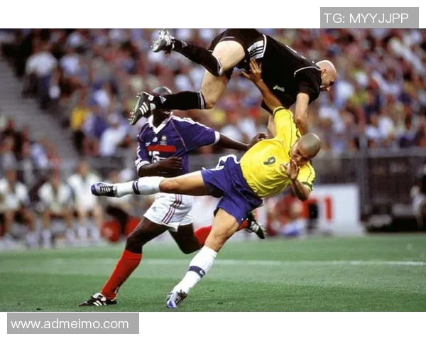 二十号球星的传奇故事与足球场上的精彩瞬间解析